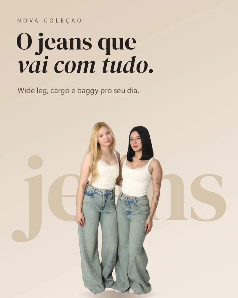 Duas modelos de calça jeans wide leg clara e regata off white. O jeans que vai com tudo.